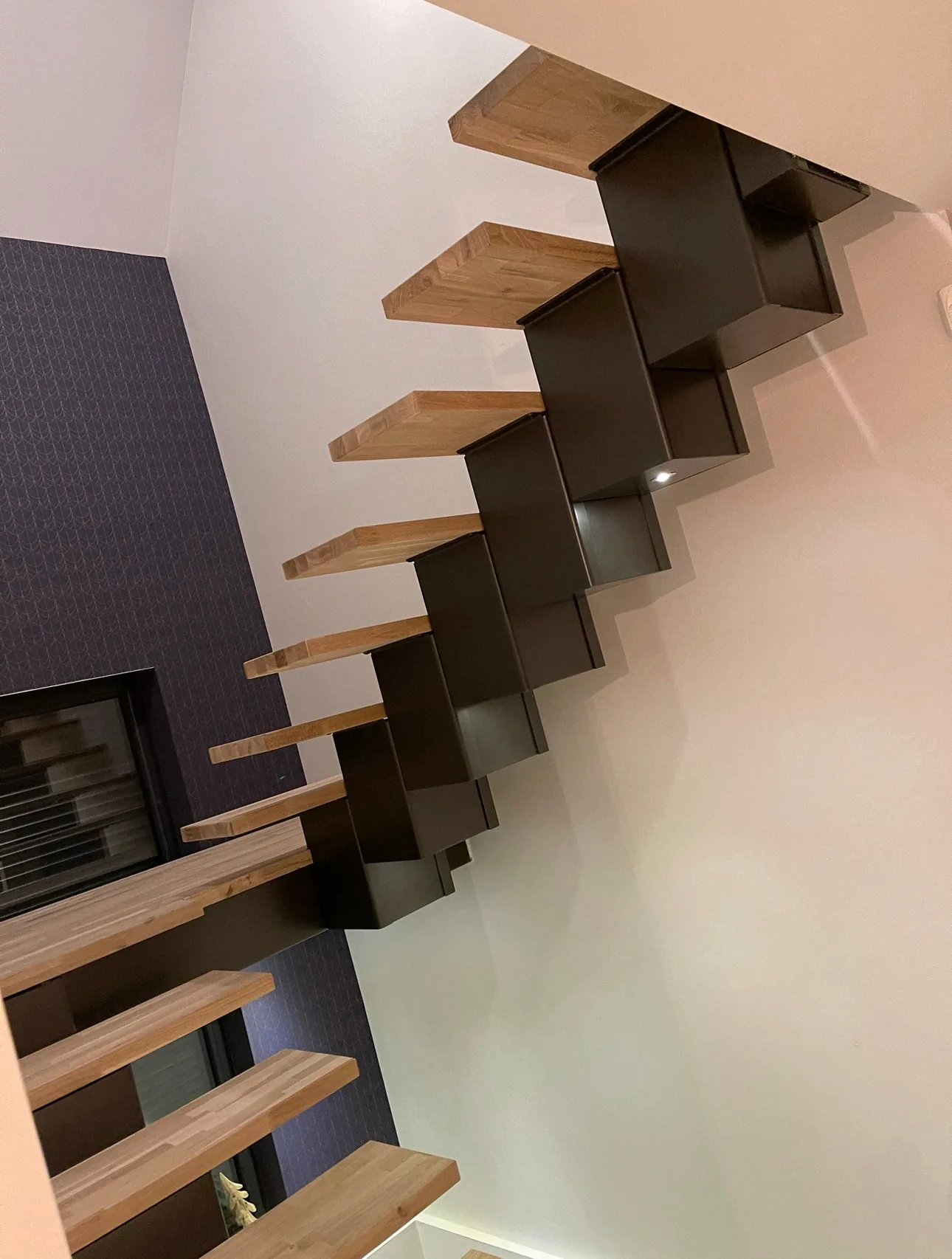 Escalier droit métal et bois vers mezzanine