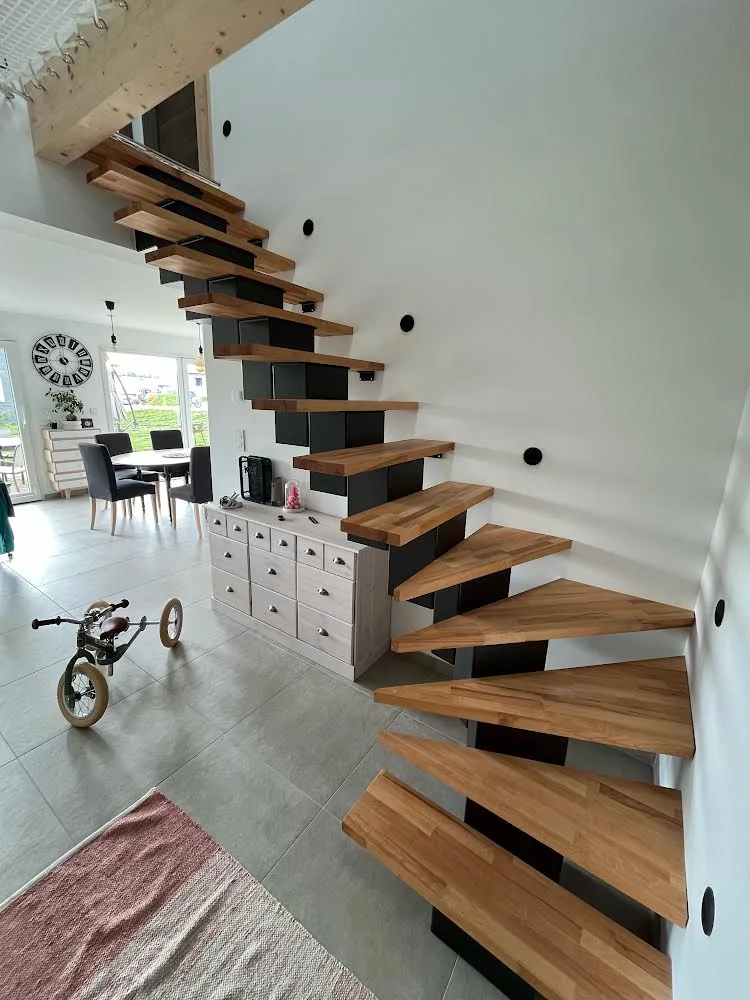 Escalier métal bois moderne dans un intérieur lumineux