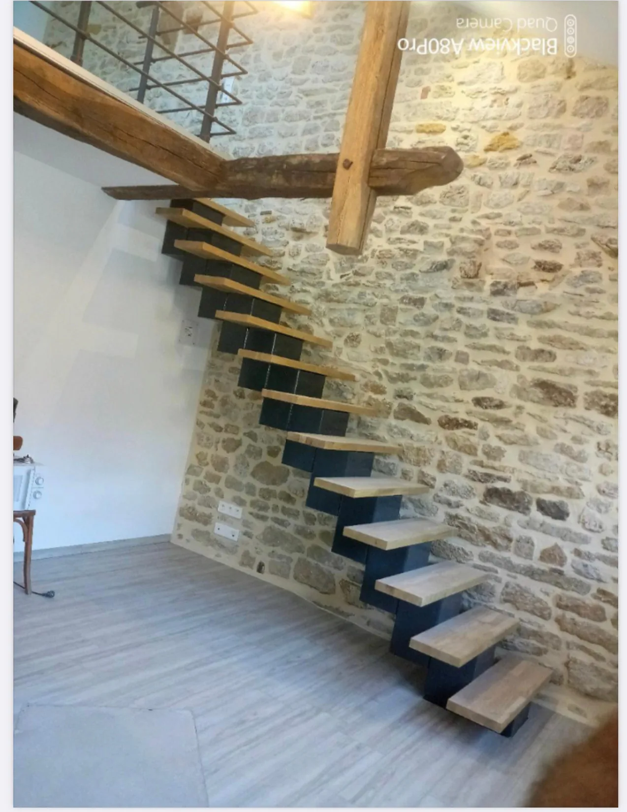 Escalier sur mesure devant mur en pierre
