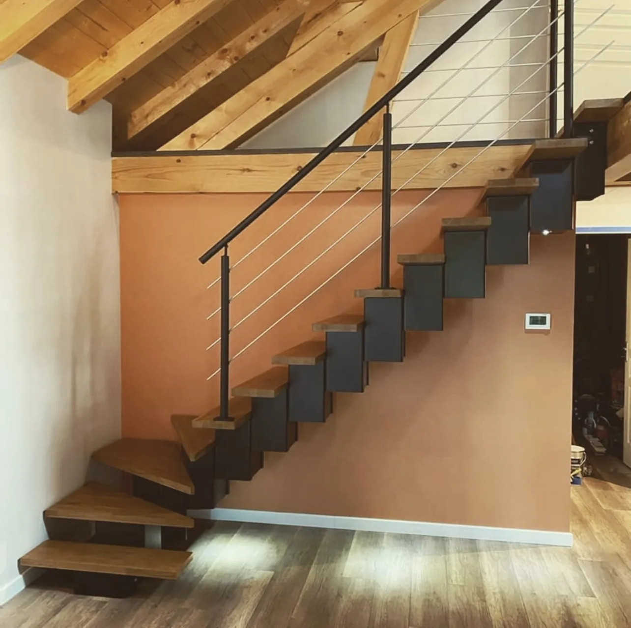 Escalier sur mesure métal noir et marches bois avec garde-corps